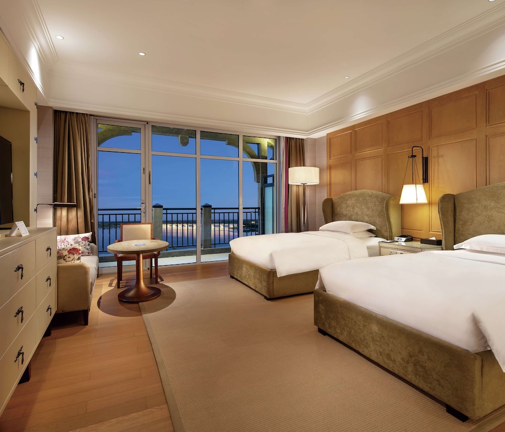 Deluxe Room, 2 Twin Beds, Balcony, Lake View photo 1
