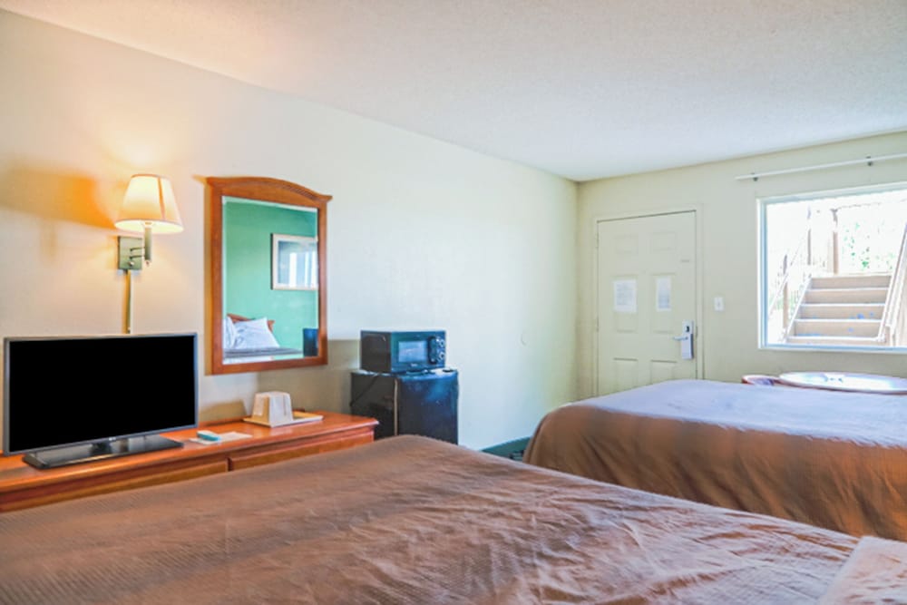 Room, 2 Queen Beds, Smoking - Photo 3