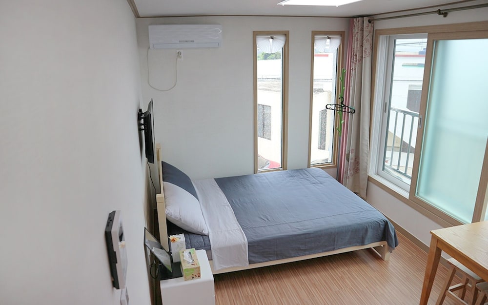 Room (Couple room (reservation available fr)