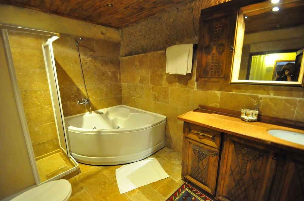 Honeymoon Suite, 1 King Bed, Bathtub photo 2