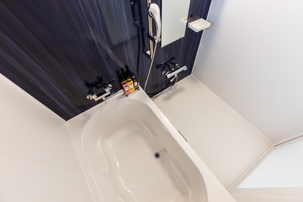 Economy Triple Room - Photo 8