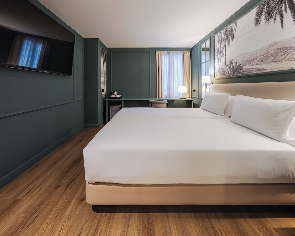 Deluxe Double Room thumbnail 5