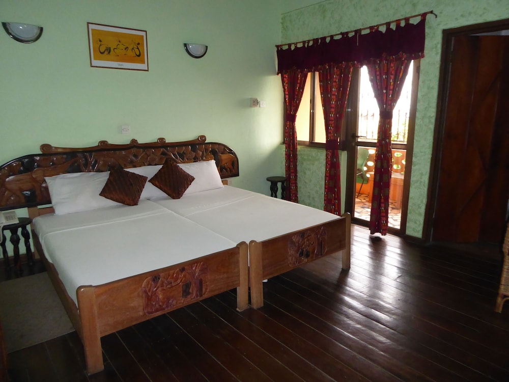 Twin Room (Tackie - Private Bathroom) photo 1