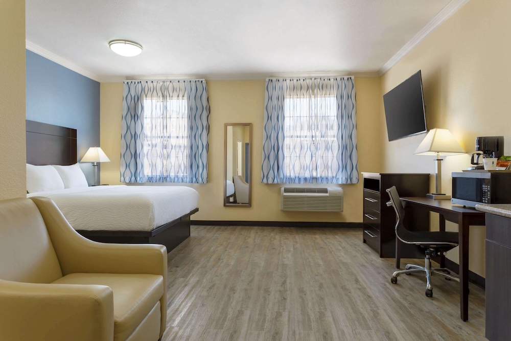 Suite, 1 King Bed, Non Smoking - Photo 1
