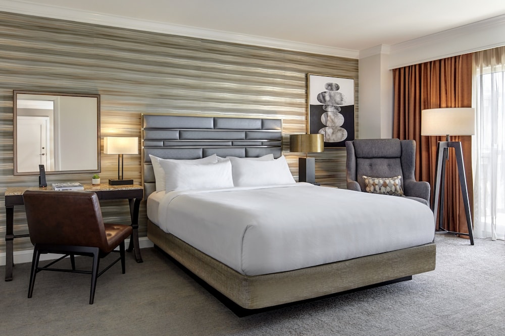 Signature Room, 1 King Bed with Sofa bed - Photo 3