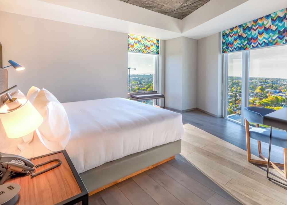 Standard Room, 1 Queen Bed, Roll-in Shower