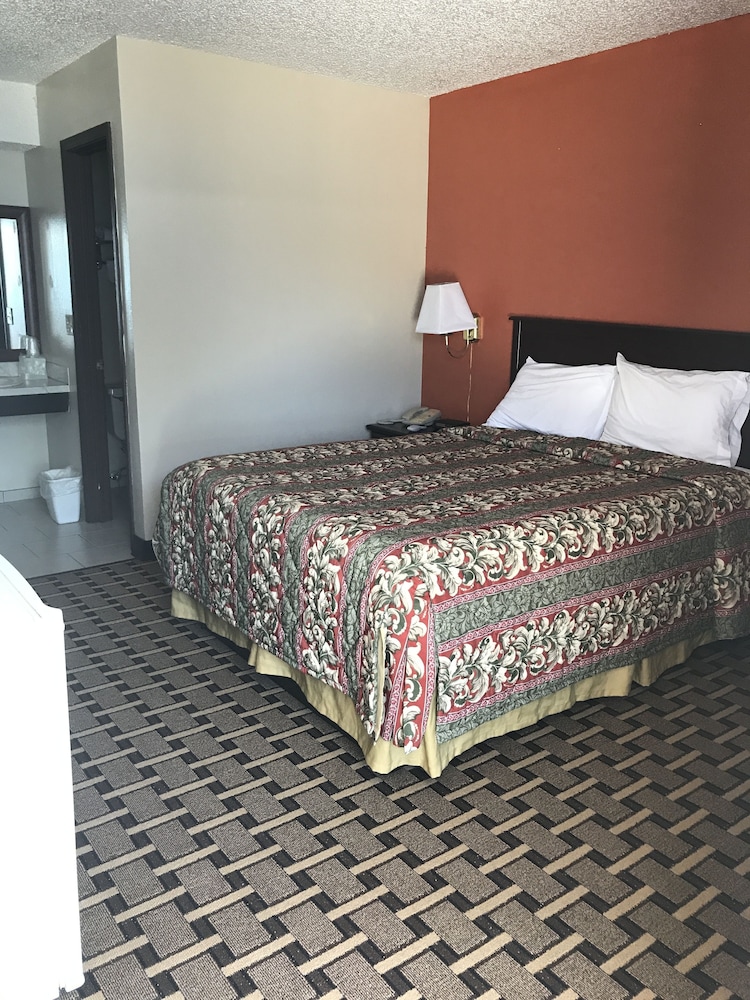 Comfort Room, 1 King Bed, Smoking photo 2