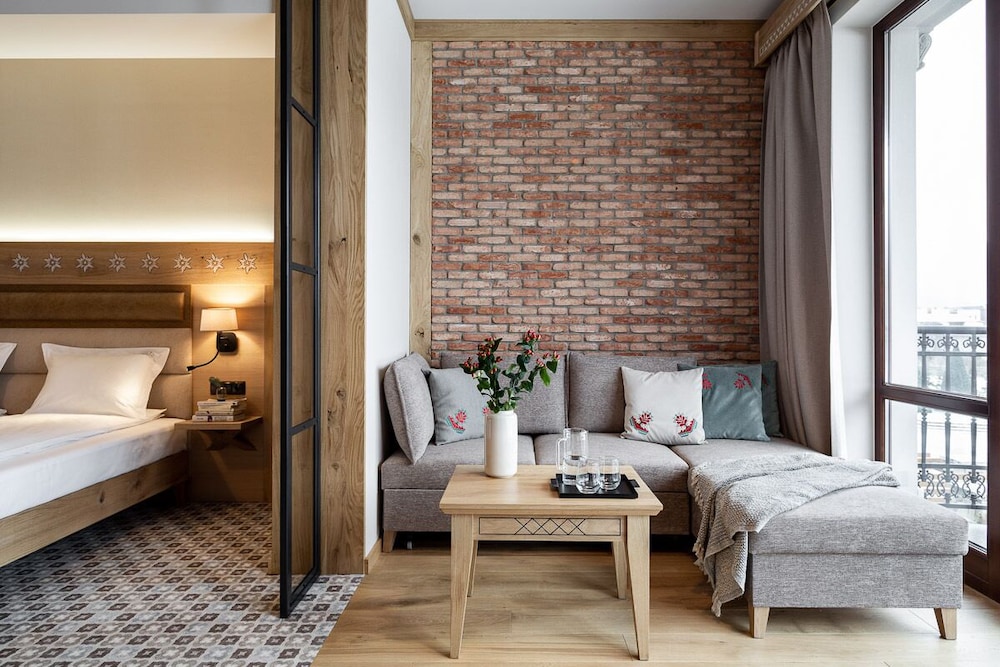 Executive Suite - Photo 1