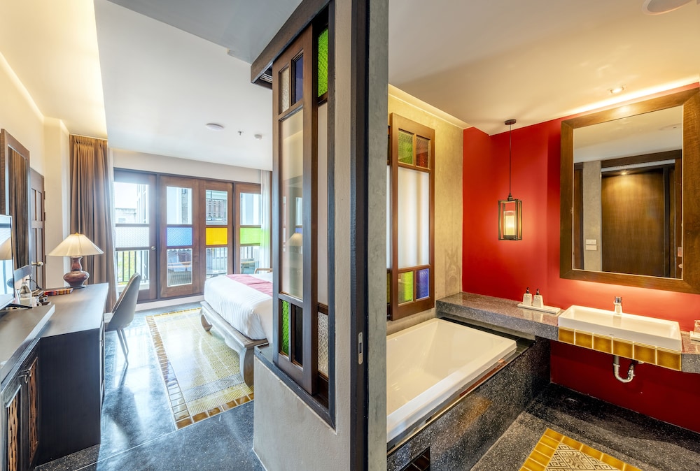 Deluxe Room, 1 King Bed, Pool View - Photo 4