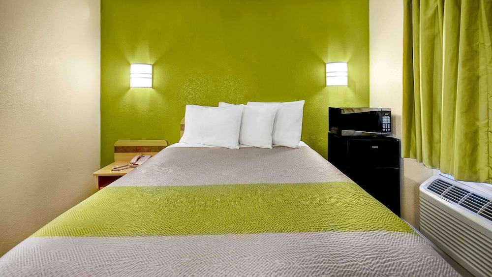 Deluxe Room, 1 Queen Bed, Non Smoking, Refrigerator & Microwave photo 3