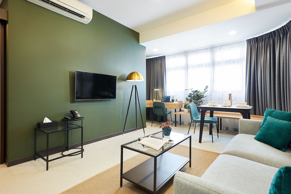1 BEDROOM SUITE photo 2