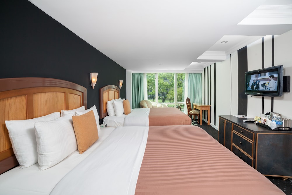 Deluxe Family Room with City View photo 2
