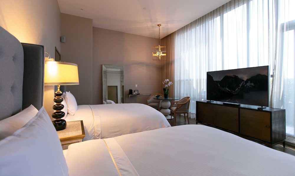Sky Suite Two Double Beds thumbnail 5
