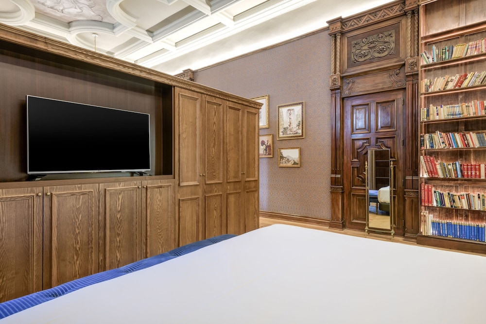 Suite, 1 King Bed, Fireplace thumbnail 5