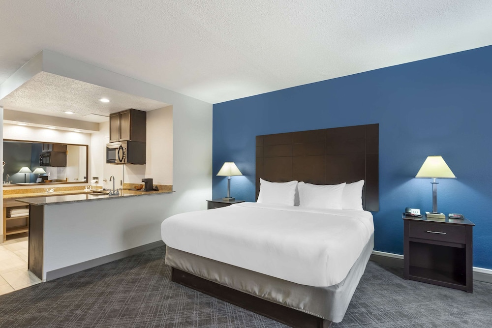 Suite, 1 King Bed, Non Smoking - Photo 4