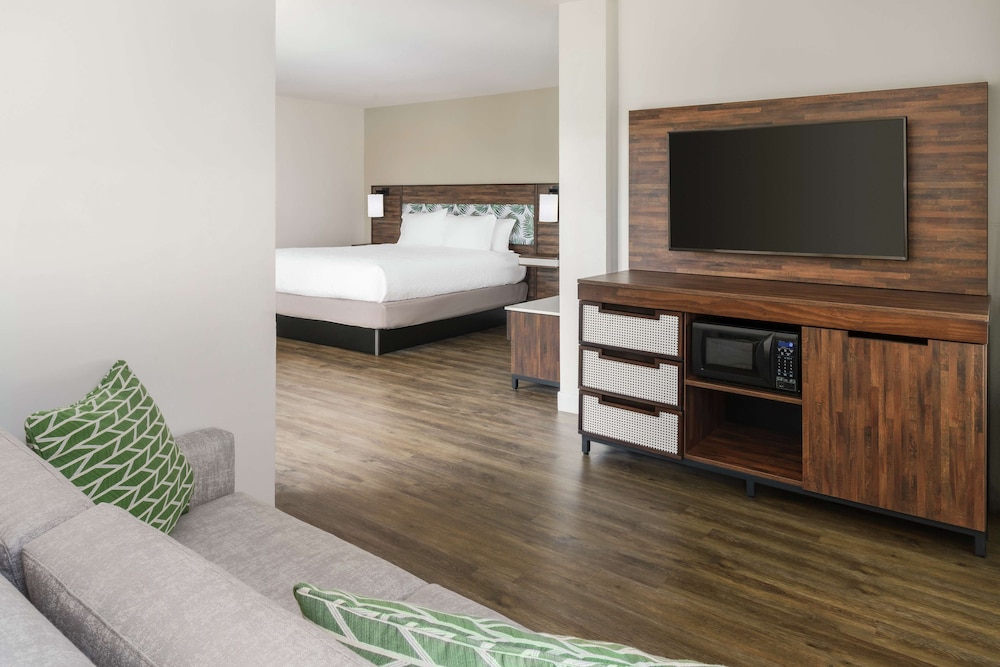Studio, 1 King Bed, Partial Ocean View