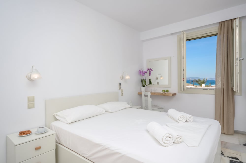 TOP FLOOR DOUBLE ROOM WITH 1 SOFA BED photo 1