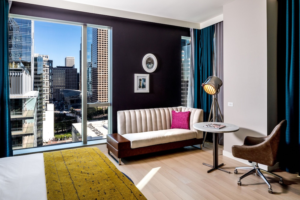 Suite, 1 King Bed, City View
