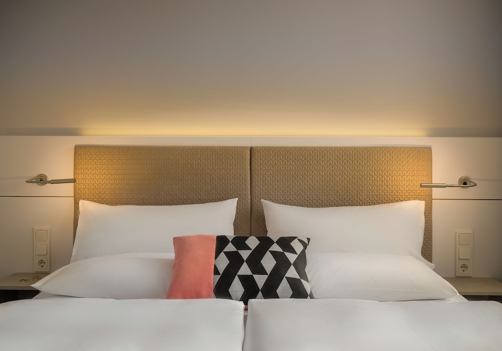 Business double room city side thumbnail 6