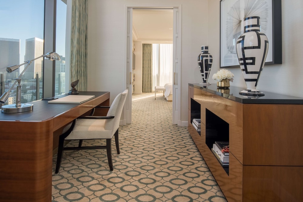 Suite, 1 King Bed, Non Smoking (GOVERNOR)