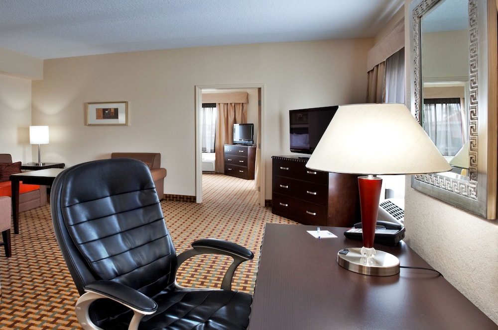 Suite, 1 King Bed, Roll-in Shower (Mobility)