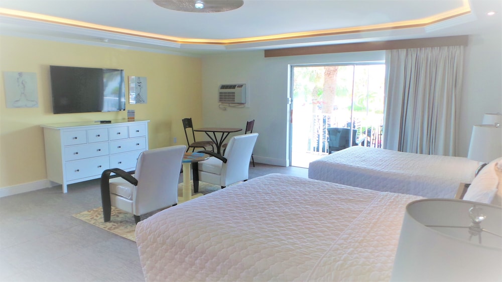 Deluxe Room, 2 Queen Beds, Kitchenette (with Balcony) photo 2