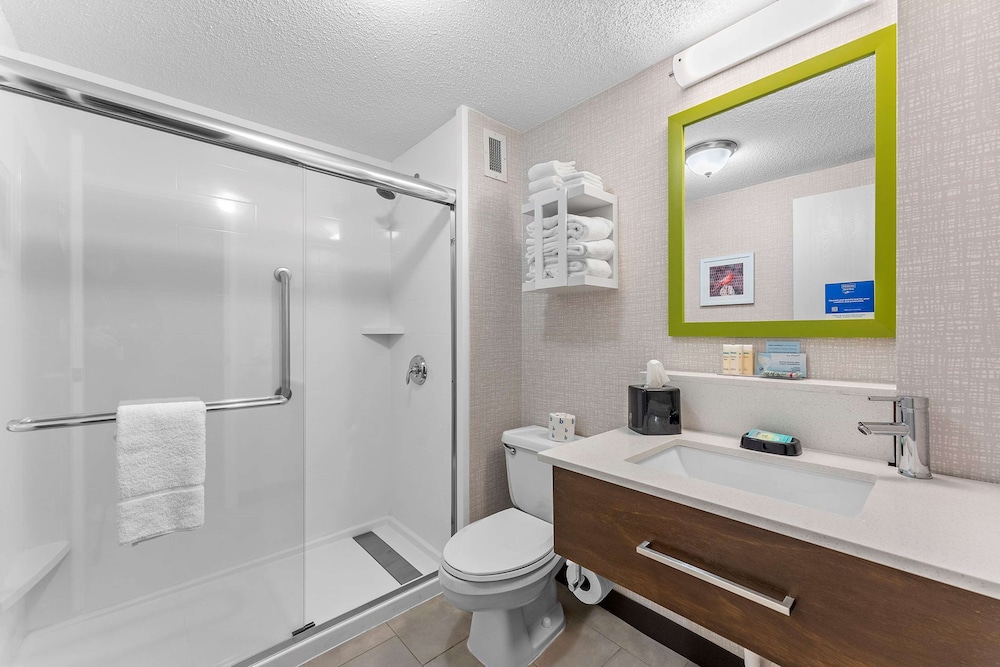 Room, 1 King Bed, Refrigerator - Photo 4