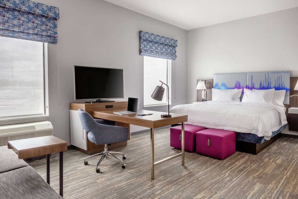 Studio, 1 King Bed, Refrigerator & Microwave (Wet bar) - Photo 4