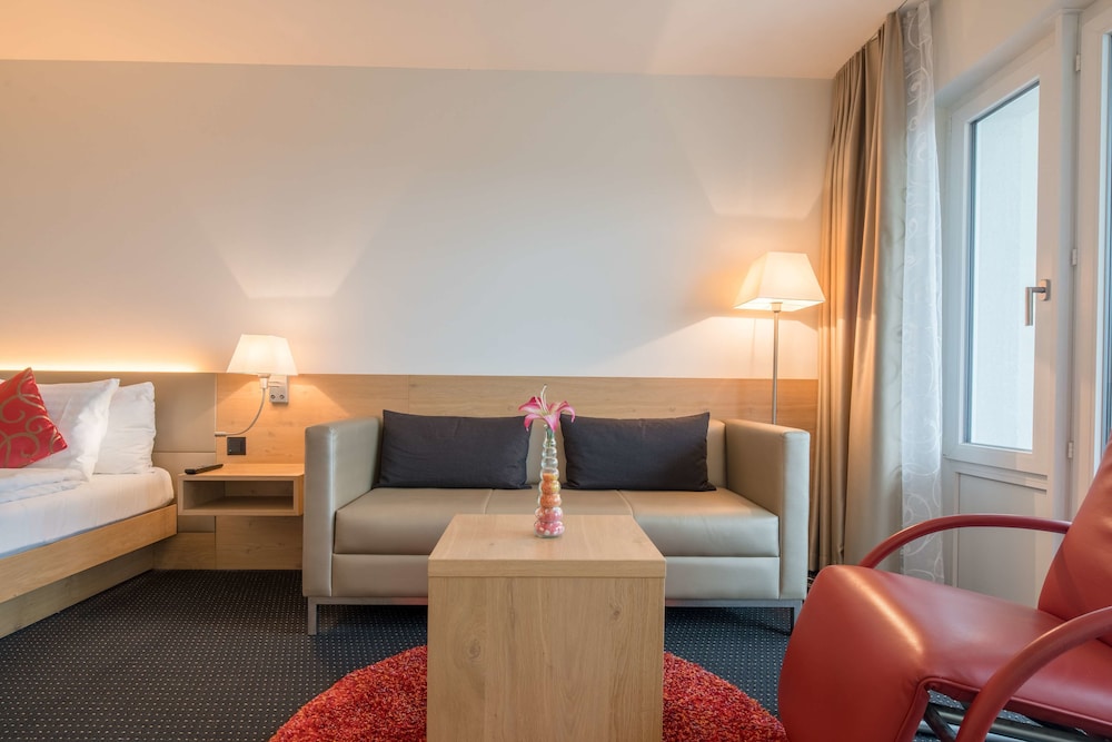 Junior Suite, 1 Double Bed, Balcony, Lake View - Photo 5