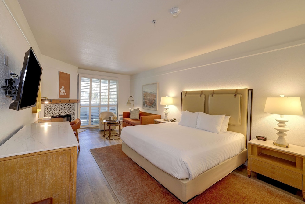 Room, 1 King Bed, Fireplace - Photo 3