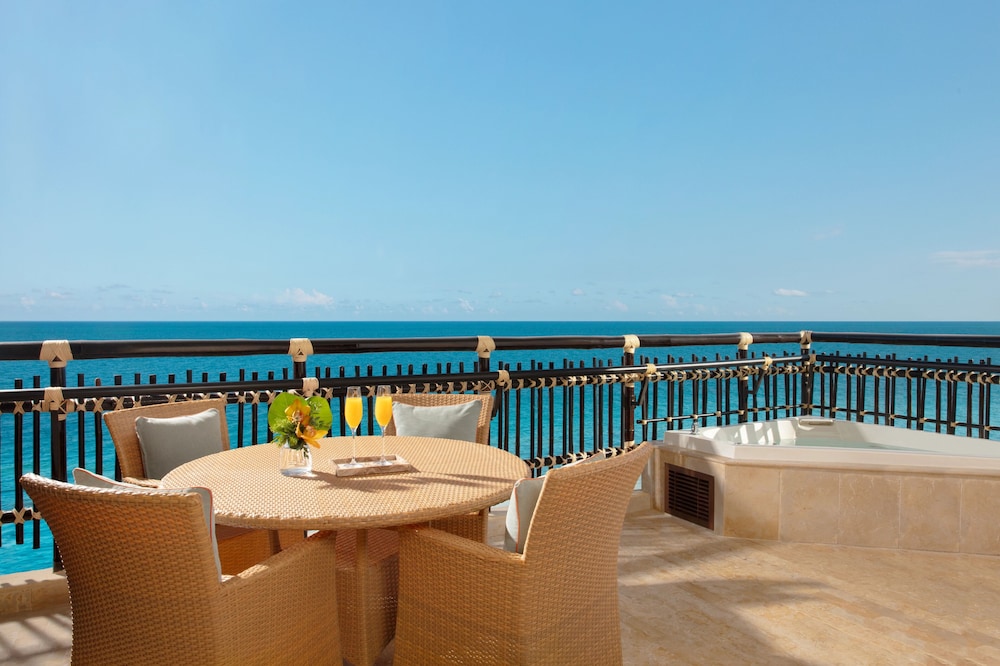 Preferred Club Ocean Front Honeymoon Suite - Photo 3