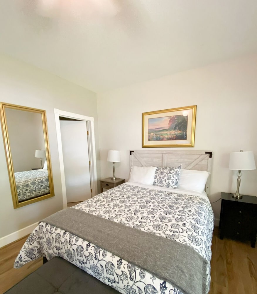 Standard Room, 1 Queen Bed photo 2