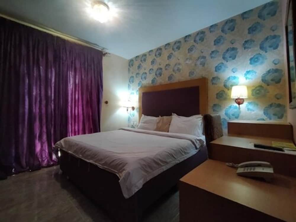 Executive Room - Photo 1