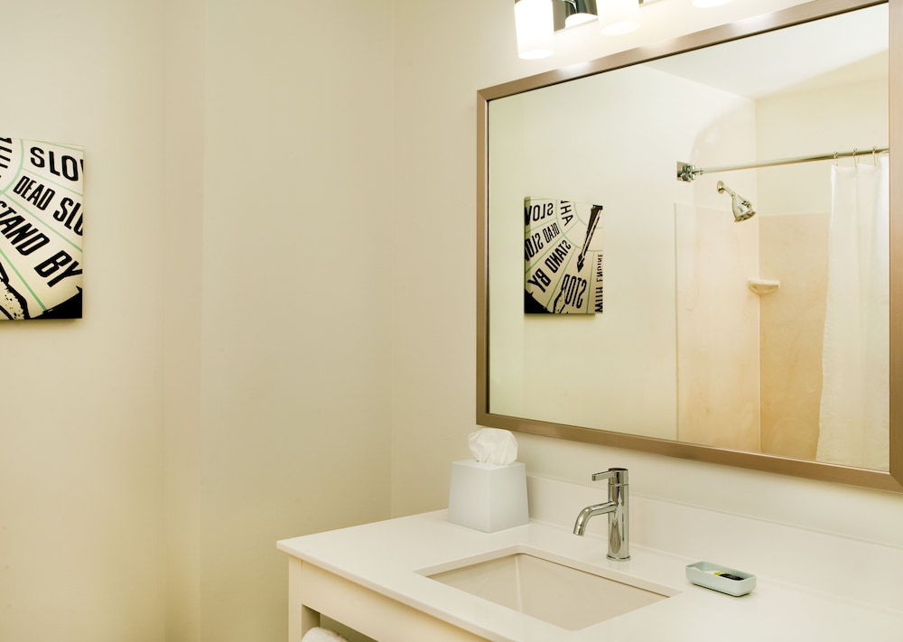 Suite, 1 Bedroom - Photo 8