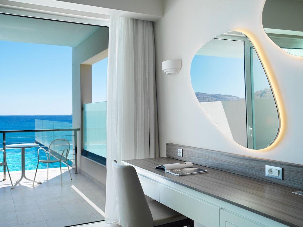 Family Room, Pool Access, Sea View (Executive) photo 3