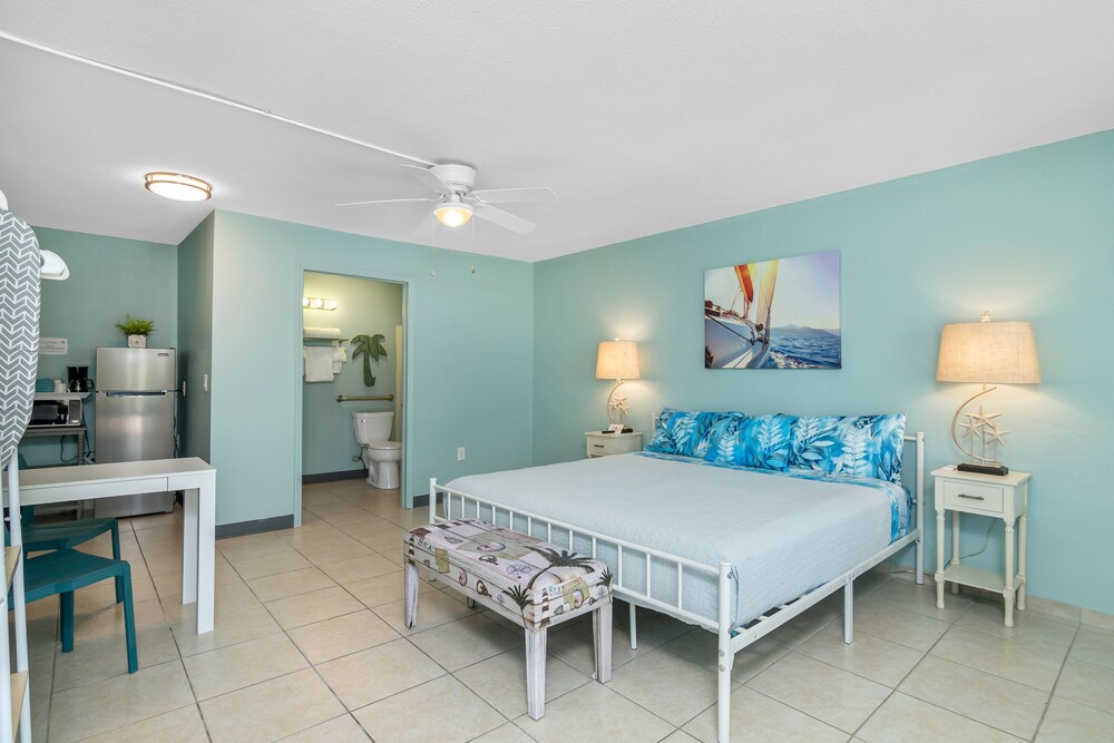 Deluxe Studio, 1 King Bed, Accessible, Garden View