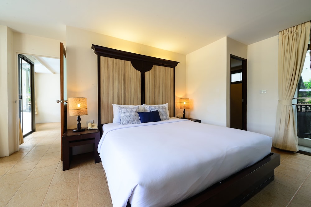 Two Bedroom Family Suite Pool View photo 2