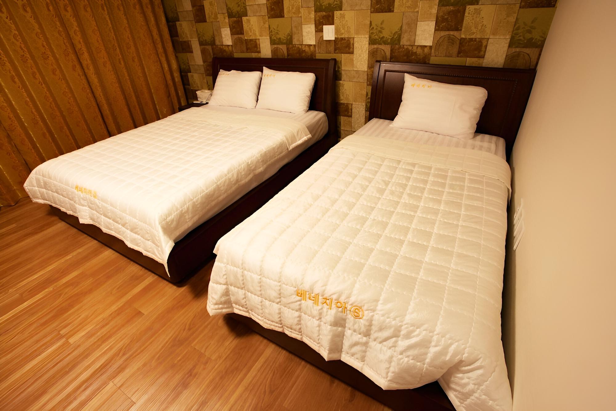 Room (Triple) - Photo 8