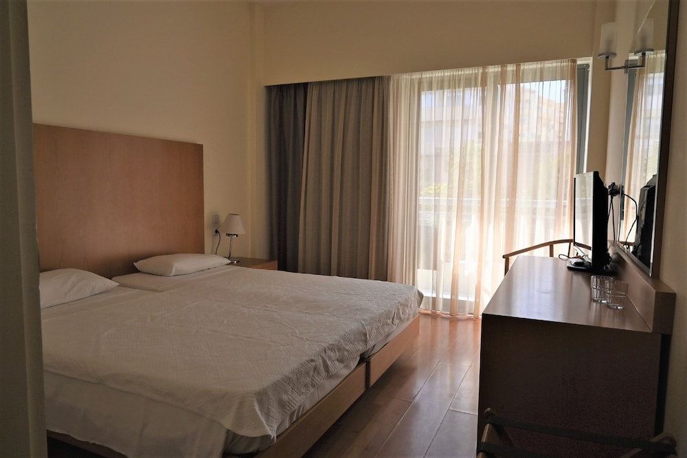 Classic Twin Room (with Small Balcony) photo 1