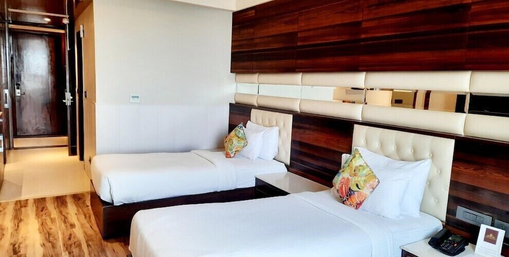 Premium Twin Room, 2 Bedrooms, Partial Ocean View photo 3