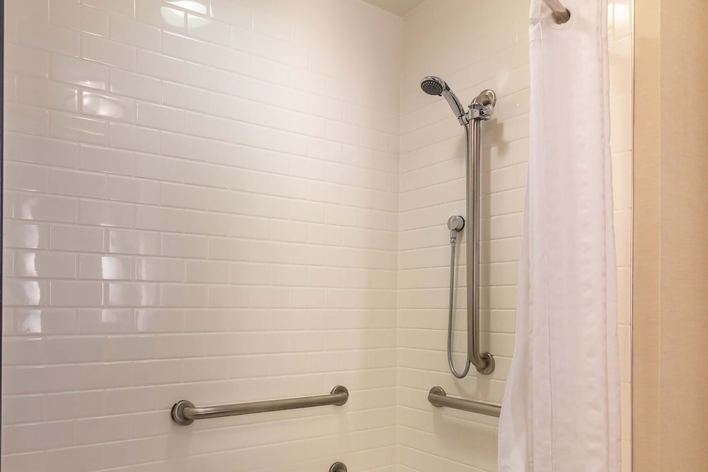 Deluxe Room, 2 Queen Beds (Mobility Accessible, Roll-In Shower) photo 3