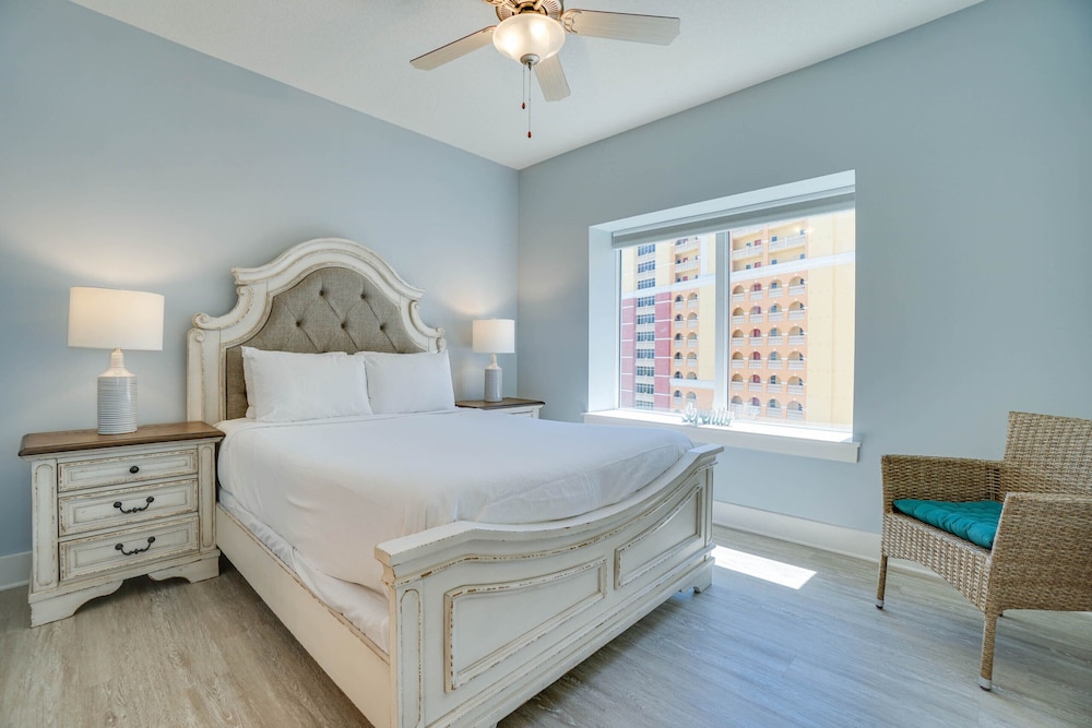 Condo, 3 Bedrooms, Sea View (1701)