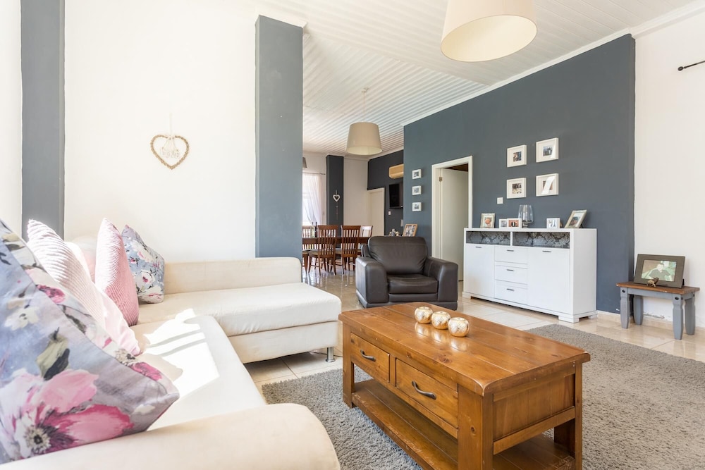 Villa photo 1