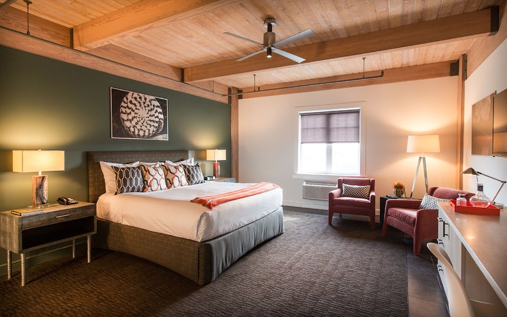 Room, 1 King Bed, Non Smoking, Harbor View - Photo 2