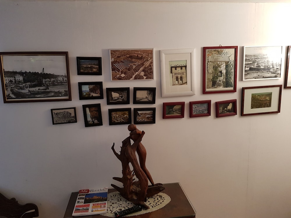 Room (2) photo 2