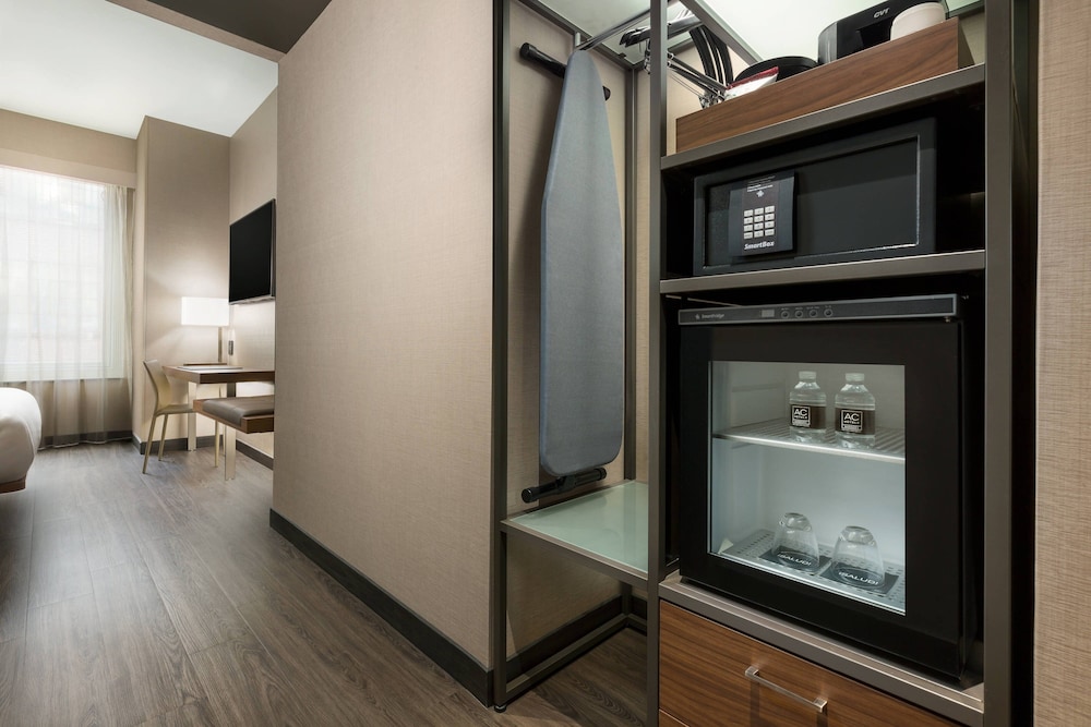 Room, 1 King Bed, City View (Mobility/Hearing Access, Roll-in Shwr) photo 1