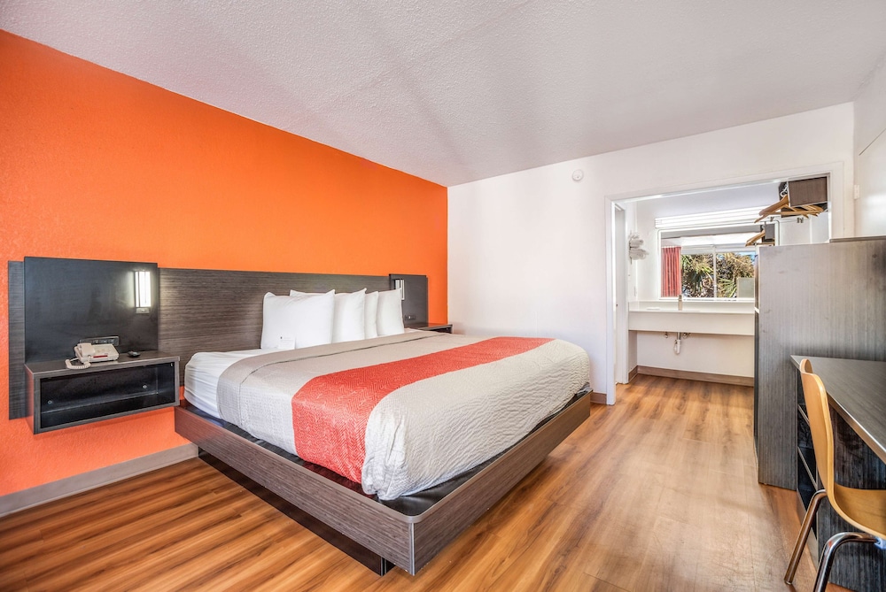 Standard Room, 1 King Bed, Non Smoking, Refrigerator & Microwave - Photo 3