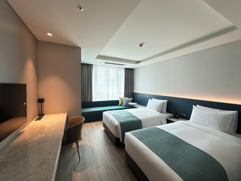 [Ef Lounge Pkg] Executive Premier Twin Room, City View (2 Twosome Beverage Vouchers + Lounge Access)