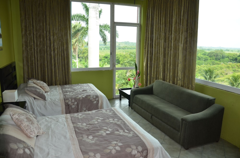 Design Quadruple Room, 2 Double Beds, Non Smoking, Garden View