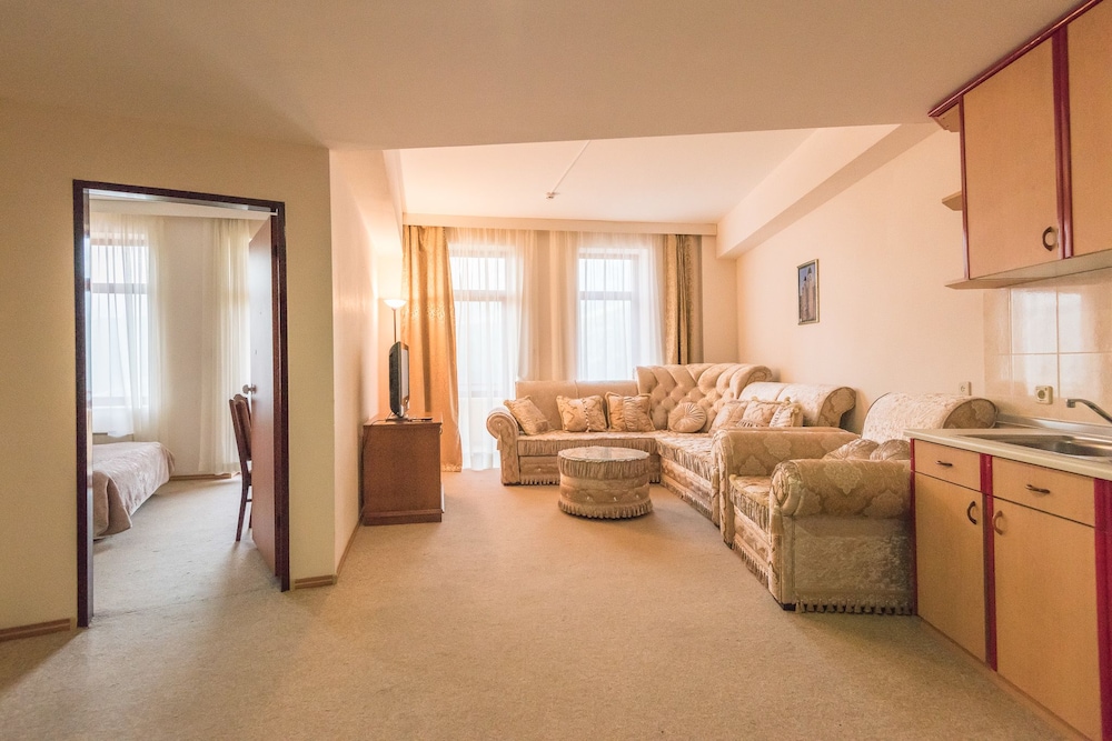 Family Room, 1 King Bed, Mountain View photo 1